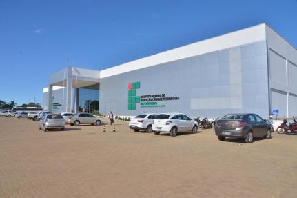 A me do menino relata que ele despencou de 5 metros e que ele  alvo de grupo de alunos