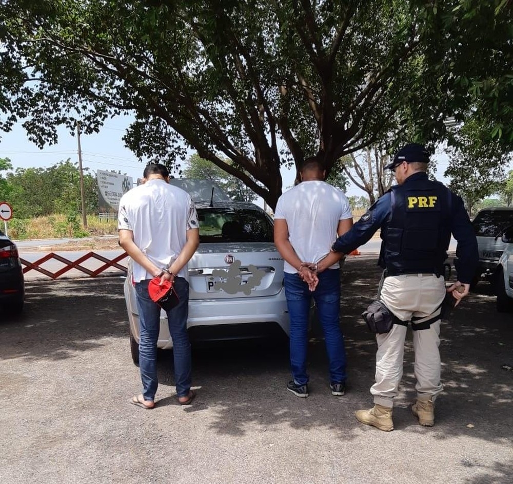 Suspeitos foram detidos  Foto: PRF-MT/ Divulgao