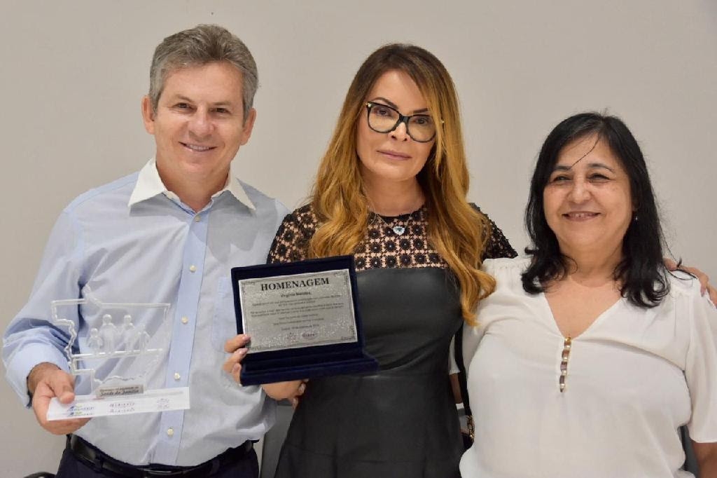 Governador Mauro Mendes e primeira-dama Virginia Mendes so homenageados por aes desenvolvidas em prol das famlias - Foto por: Jana Pessa