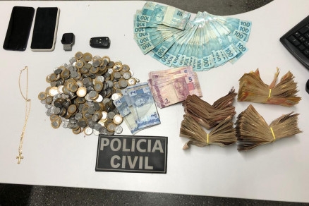 O suspeito foi conduzido a Derf Cuiab, onde teve as ordens de priso cumpridas