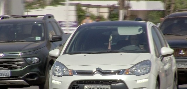 Uso de celular no trnsito aumenta em 400% o risco de acidentes  Foto: TVCA/Reproduo