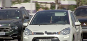 Uso de celular no trnsito aumenta em 400% o risco de acidentes  Foto: TVCA/Reproduo