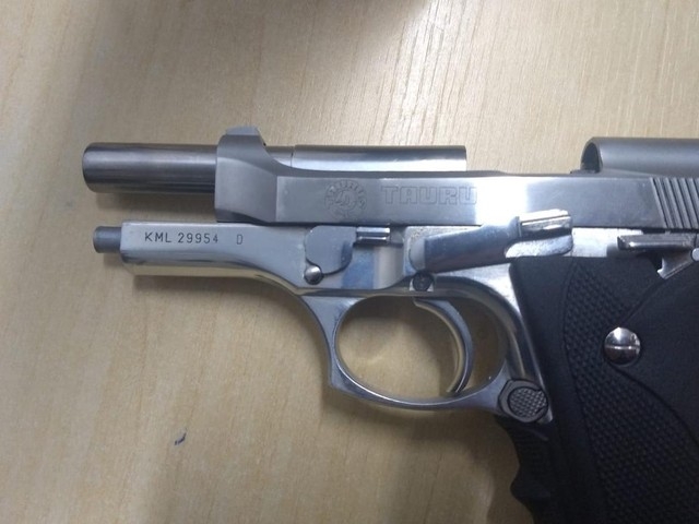 Servidor  detido com arma aps ameaar e agredir a mulher por no aceitar separao em Cuiab  Foto: Polcia Militar de Mato Grosso/Assessoria