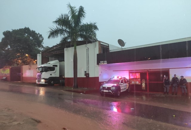 Caminho roubado foi encontrado no galpo de uma distribuidora  Foto: Brgida Mota/TVCA