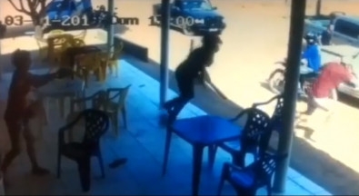 Momento em que a policial atira na perna do que tentava matar o rival