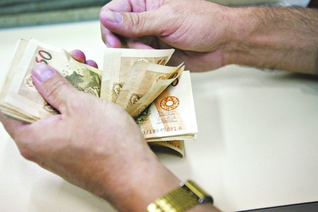 At dezembro de 2019, o pagamento do 13 salrio deve injetar na economia brasileira mais de R$ 214 bilhes  Foto: Tuno Vieira/Arquivo
