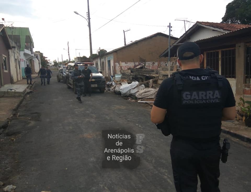Quando os policiais chegaram no local os dois suspeitos tentaram fugir, ms a policia militar realizou o cerco na casa e quando tentaram escapar pelos fundos da residncia eles foram detidos e presos.