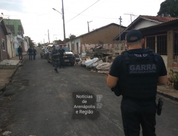 Quando os policiais chegaram no local os dois suspeitos tentaram fugir, ms a policia militar realizou o cerco na casa e quando tentaram escapar pelos fundos da residncia eles foram detidos e presos.