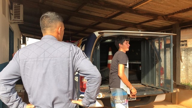 Jovem foi preso aps esfaquear a me, fazer cova e ameaar matar a irm de 7 anos em Nova Ubirat  Foto: Daniel da Silva