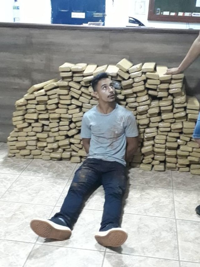 Motorista foi preso com mais de 300 kg de maconha aps abastecer carro em posto em Confresa  Foto: Fora Ttica da Polcia Militar de Mato Grosso