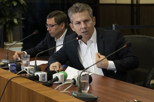 Governador Mauro Mendes ao lado do secretrio Mauro Carvalho (Casa Civil), durante coletiva no Palcio Paiagus