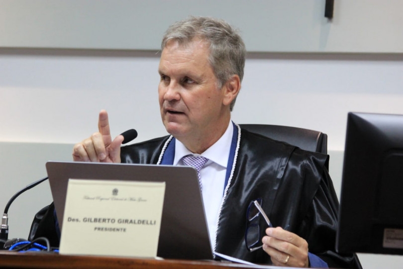 O desembargador Gilberto Giraldelli, presidente do TRE-MT, durante sessão; ele garante que TSE já previsionou valor para realizar eleição de abril