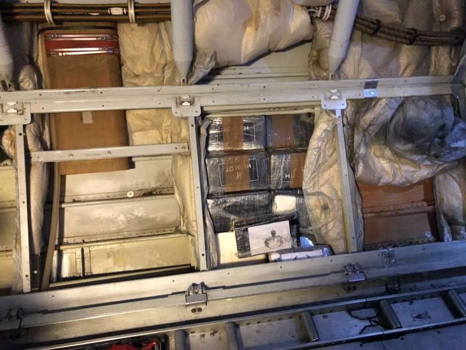 Cerca de 50 quilos de cocana, distribudos em 59 tabletes, estavam escondidos na fuselagem.