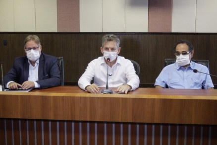 O secretrio de Sade Gilberto Figueiredo, o governador Mauro Mendes e o infectologista Abdon Salam Khaled Karhawi, em coletiva nesta manh