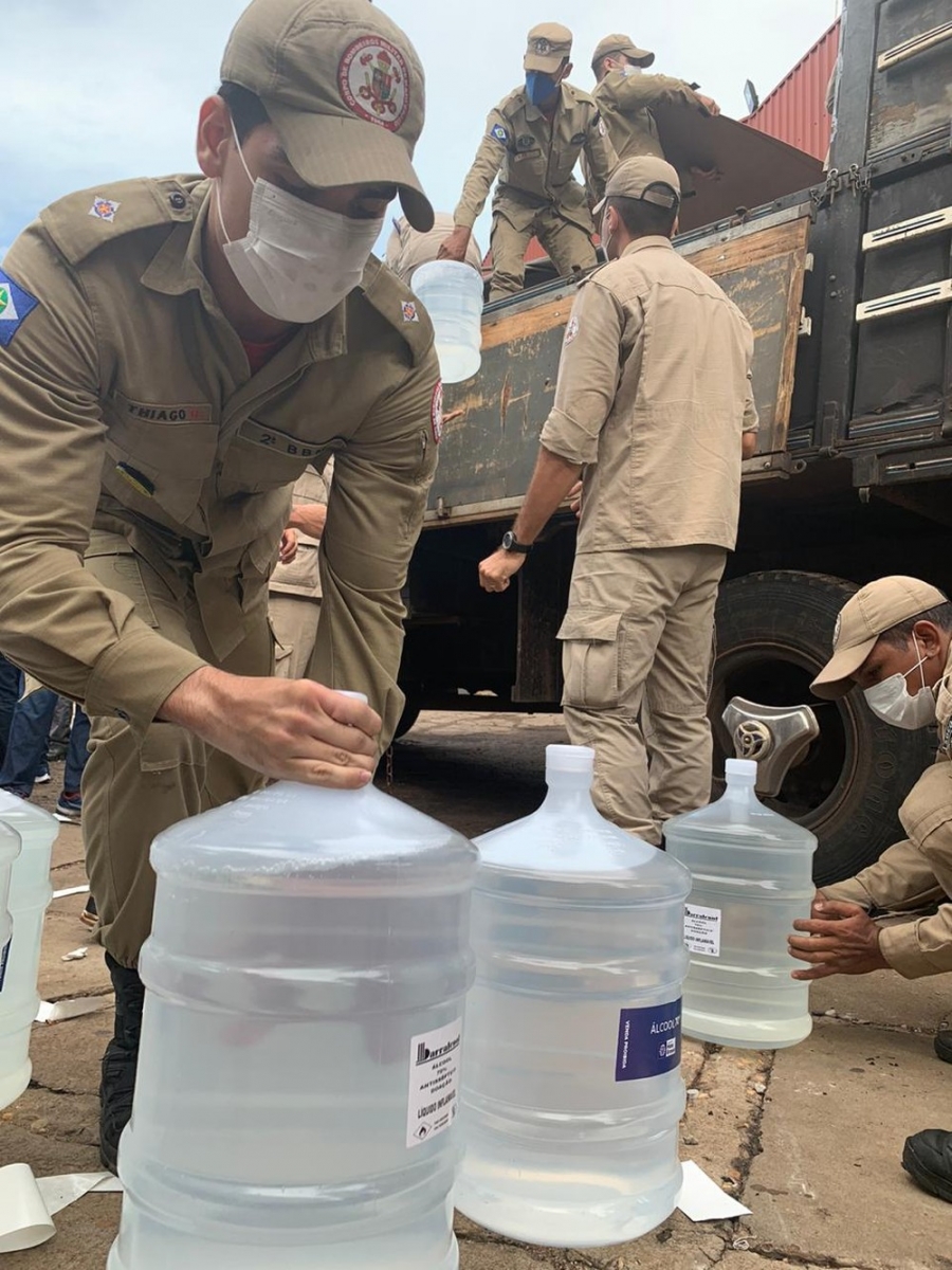 Produtos doados a instituies ou ao estado tero iseno de ICMS, como os garrafes de lcool doados aos bombeiros  Foto: Sindalcool-MT