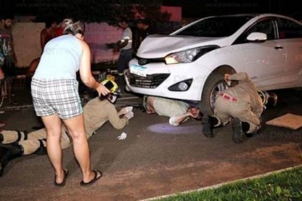 Homem ficou preso em baixo de carro aps atropelamento