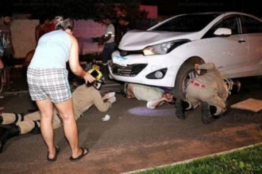 Homem ficou preso em baixo de carro ap�s atropelamento