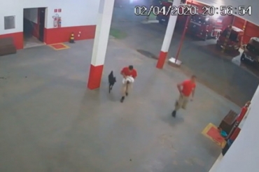 Militares socorrendo um dos bebs engasgados nesta quinta em Nova Mutum