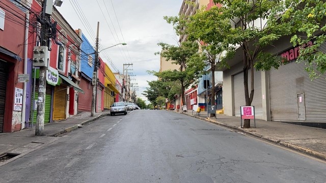 Regio central est com as ruas vazias aps fechamento do comrcio  Foto: Flvio Coelho/TVCA