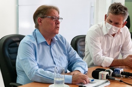 O secretrio de Estado de Sade, Gilberto Figueiredo e o governador Mauro Mendes