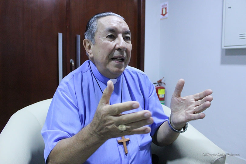 Dom Milton  sacerdote da Igreja Catlica h 45 anos e, pela primeira vez, v necessidade de que ritos da Semana Santa sejam feitos em casa