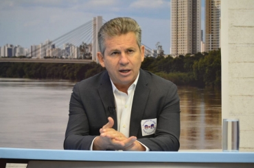 O governador Mauro Mendes (DEM) em entrevista  TV local; ele defende dilogo e unio de foras para combater a disseminao do novo coronavrus