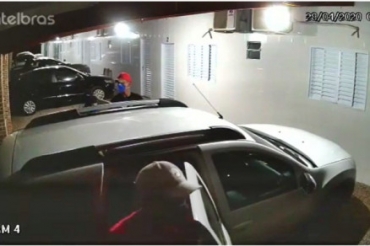 C�mera flagra momento que trio chega com a v�tima