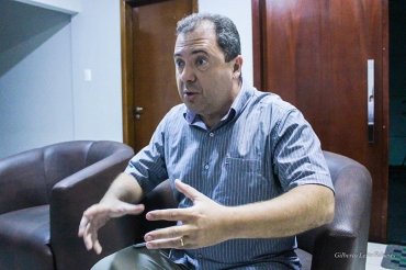 O ex-prefeito de Chapada Gilberto Mello em visita  sede do Rdnews; poltico agora garante possibilidade de disputar novamente a prefeitura