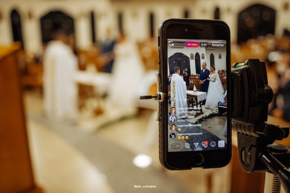 Noivos se casaram sozinhos com as fotos dos 600 convidados coladas nos bancos da igreja  Foto: Arquivo pessoal