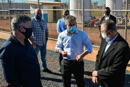 O governador Mauro Mendes nas instalaes da penitenciria