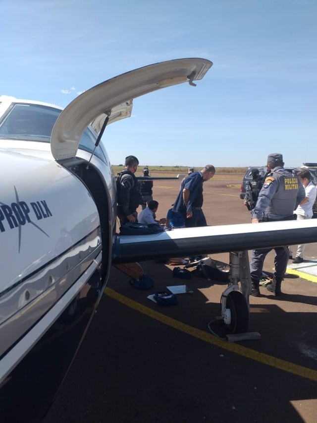 Avio foi apreendido no aeroporto de gua Boa  Foto: Polcia Militar