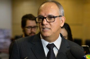 O prefeito de Rondonpolis Z Carlos do Ptio: toque de recolher