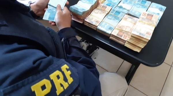 PRF encontra R$ 93 mil em dinheiro escondido em teto de carro  Foto: PRF