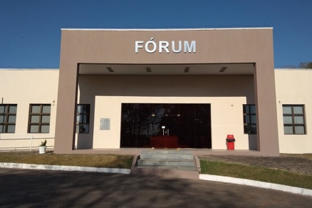 Fachada do Frum de Rosrio Oeste, onde o processo correu