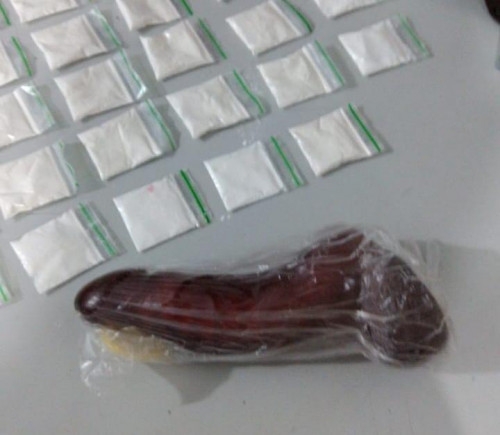 Na casal onde o casal de traficantes morava, os policiais militares encontraram grande quantidade de droga, balana de preciso e R$ 2 mil