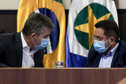 O governador Mauro Mendes e o deputado Eduardo Botelho: troca de farpas por conta de auxlio