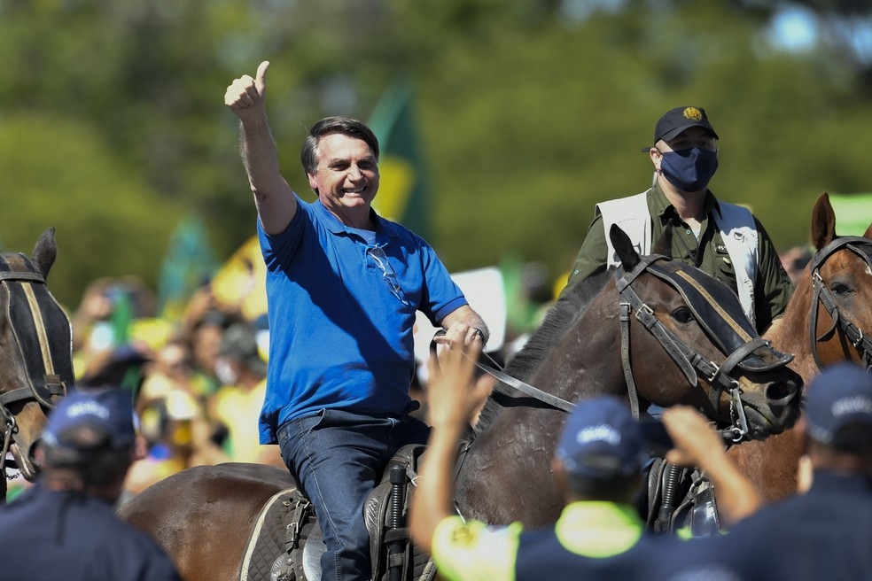 Presidente Jair Bolsonaro montado cavalo da PM em frente ao Palcio do Planalto durante manifestao no dia 31 de maio, no DF  Foto: Mateus Bonomi/AE