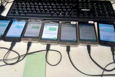 Celulares usados em empresa para enviar mensagens de WhatsApp em massa