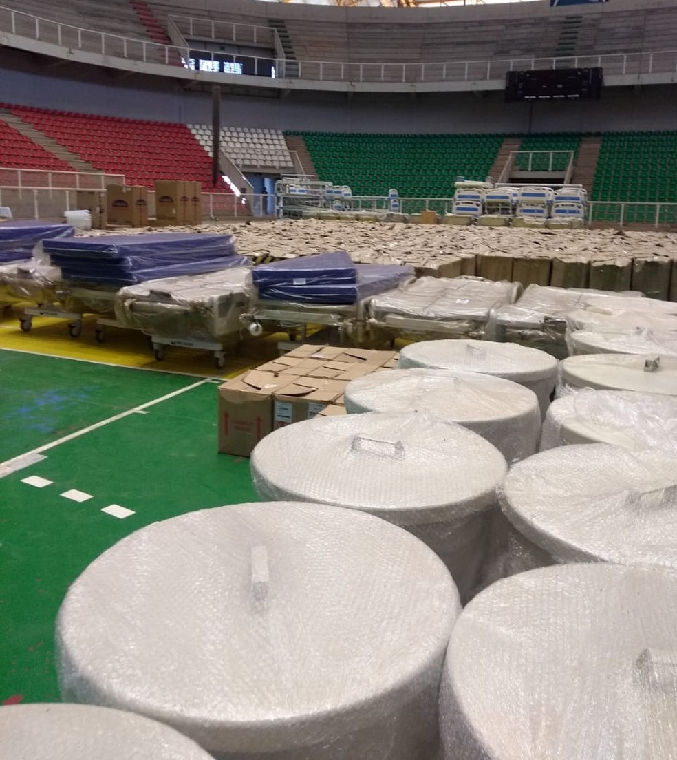 Vrios equipamentos hospitalares esto armazenados no ginsio Aecim Tocantins, em Cuiab  Foto: Divulgao