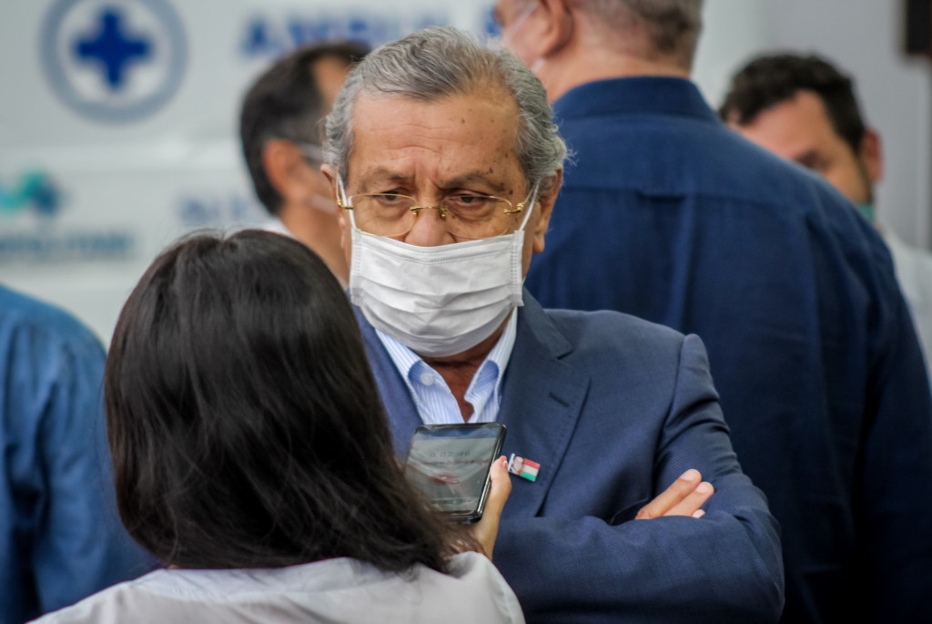 Senador Jayme Campos (DEM), que antes dave entrevsita presencial, disse que chegou aos 69 anos,  fumante, tem stents no corao e est em isolamento