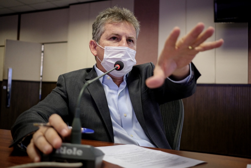 O governador Mauro Mendes, que no v cenrio para volta s aulas