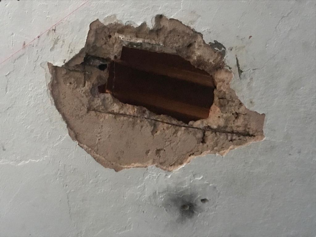 Os presos fizeram um buraco na laje na cela onde estavam e empreenderam fuga.