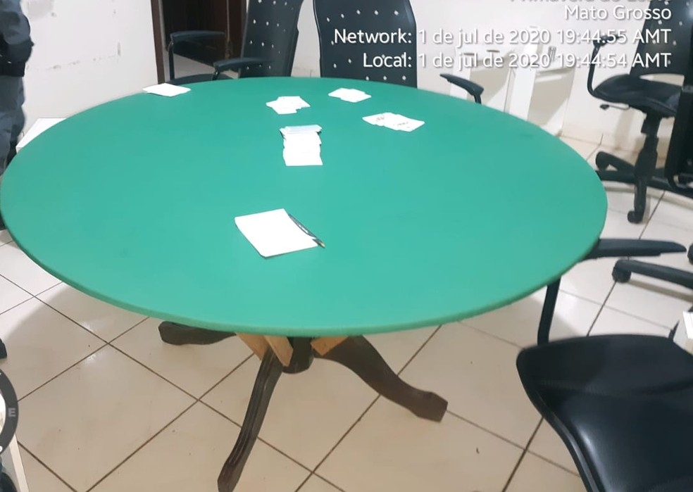 Suspeitos foram encontrados praticando jogo de azar em uma casa em Primavera do Leste (MT)  Foto: Polcia Militar/Divulgao