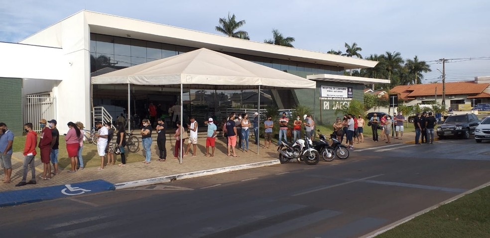Fica se formou em frente ao posto de coleta para exames da Covid-19 em Sorriso (MT)  Foto: Alexandre Perassoli