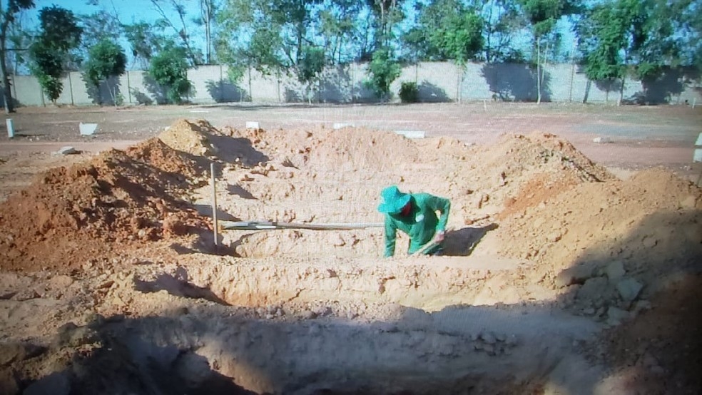 Cerca de 20 covas so abertas por dia no Cemitrio Parque Bom Jesus de Cuiab  Foto: TVCA/Reproduo
