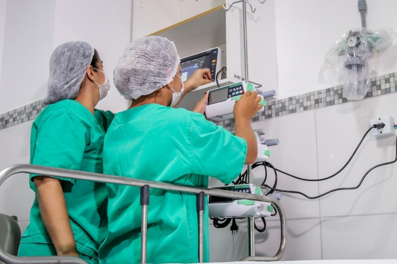 Profissionais da sade esto na linha de frente no combate ao coronavrus e quando ficam doentes precisam se afastar, perdendo seus salrios