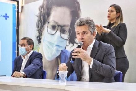 Da esquerda para a direita: secretrio de Sade, Gilberto Figueiredo, governador Mauro Mendes e secretrio-chefe da Casa Civil, Mauro Carvalho - Foto por: Mayke Toscano