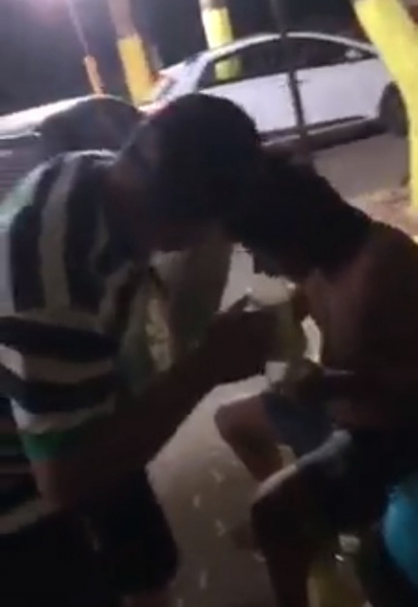 Vdeo mostra o momento que o grupo induziu o jovem a ingerir a bebida  Foto: Reproduo