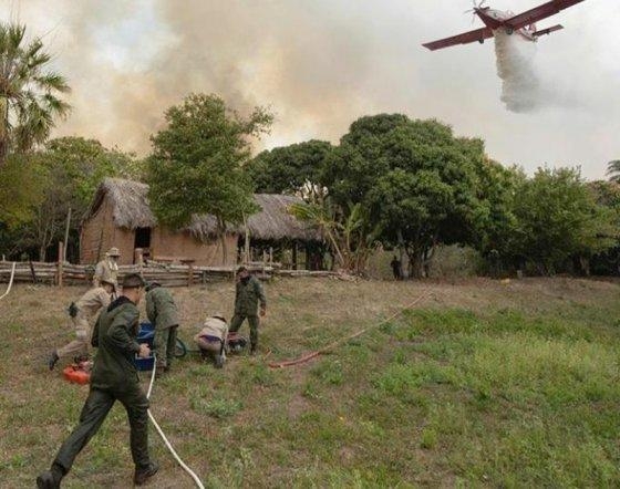 Alm das aeronaves, combatentes e dois barcos, um helicptero da Marinha tambm foi utilizado para impedir que a casa de pau a pique fosse destruda pelas chamas
