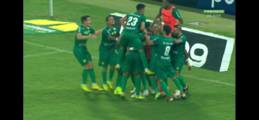 Jogadores do Cuiab comemoram gol de Yago, que garantiu a vitria contra a Chapecoense